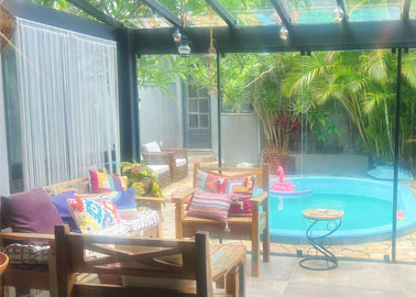 Primmaz Consultoria Imobiliária venda Casa espaçosa e moderna, semi mobiliada, 3 suítes, piscina e 300m2 úteis no bairro Chácara das Pedras, em Porto Alegre.